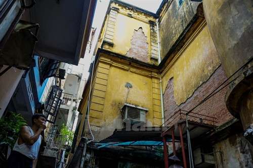 Kết cấu ngôi nhà vẫn còn khá vững chãi tuy nhiên bên ngoài ngôi nhà đã có nhiều dấu hiệu của sự xuống cấp. (Ảnh: Minh Sơn/Vietnam+)