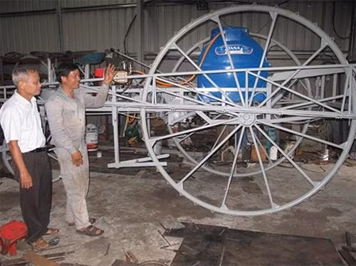 Phạm Văn Hát (bên phải) giới thiệu với khách hàng chiếc máy phun thuốc trừ sâu. Phạm Văn Hát (bên phải) giới thiệu với khách hàng chiếc máy phun thuốc trừ sâu.