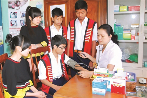 Bên cạnh công tác giảng dạy, nhà trường còn thực hiện tốt công tác chăm sóc, nuôi dưỡng học sinh là con em đồng bào dân tộc Bên cạnh công tác giảng dạy, nhà trường còn thực hiện tốt công tác chăm sóc, nuôi dưỡng học sinh là con em đồng bào dân tộc