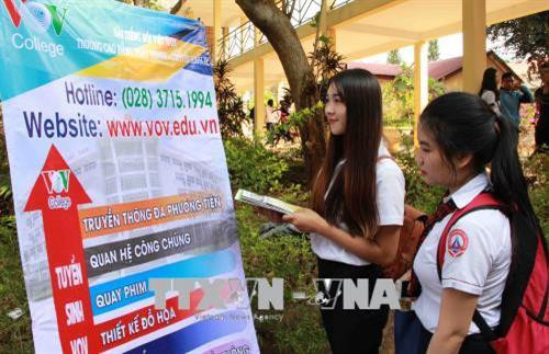 Học sinh Trung học Phổ thông Đắk Lắk tìm hiểu thông tin tuyển sinh. Ảnh: Phạm Cường-TTXVN Học sinh Trung học Phổ thông Đắk Lắk tìm hiểu thông tin tuyển sinh. Ảnh: Phạm Cường-TTXVN