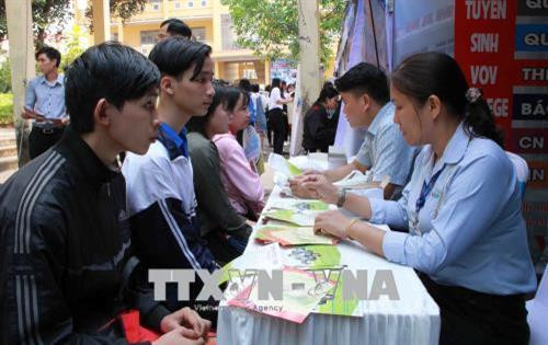 Các gian tư vấn tuyển sinh thu hút nhiều học sinh. Ảnh: Phạm Cường-TTXVN Các gian tư vấn tuyển sinh thu hút nhiều học sinh. Ảnh: Phạm Cường-TTXVN