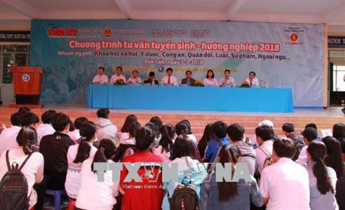 Chương trình tư vấn tuyển sinh-hướng nghiệp năm 2018 tại Đắk Lắk thu hút gần 5.000 học sinh tham dự. Ảnh: Phạm Cường-TTXVN Chương trình tư vấn tuyển sinh-hướng nghiệp năm 2018 tại Đắk Lắk thu hút gần 5.000 học sinh tham dự. Ảnh: Phạm Cường-TTXVN