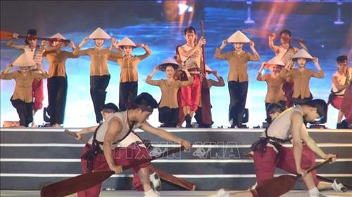 Văn nghệ chào mừng khai mạc Lễ hội "Du lịch biển Sầm Sơn 2019". Ảnh: Khiếu Tư -TTXVN Văn nghệ chào mừng khai mạc Lễ hội "Du lịch biển Sầm Sơn 2019". Ảnh: Khiếu Tư -TTXVN