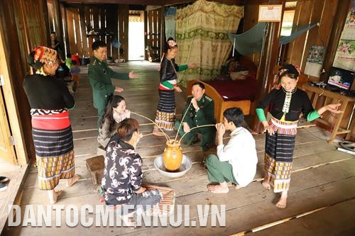 Những điệu múa, lời ca được biểu diễn tại các bản làng góp phần gìn giữ, phát huy bản sắc dân tộc Thái ở huyện Quế Phong. Ảnh: Nam Sương