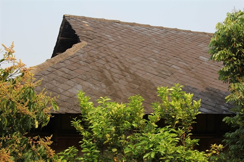 Mái đá đen giúp nhà sàn dân tộc Thái ấm vào mùa đông và mát vào mùa hè.