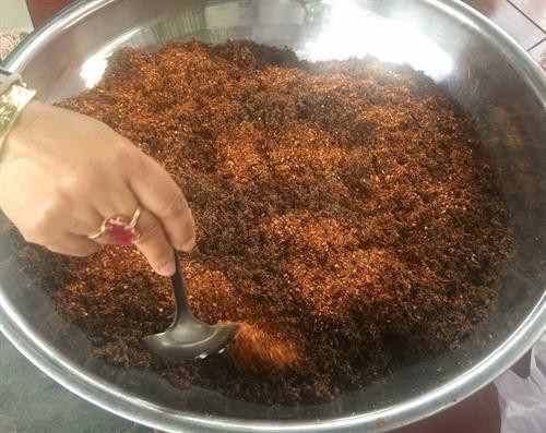 Muối kiến vàng hòa quyện giữa vị chua của trứng kiến, vị cay của ớt, vị mặn của muối. Ảnh: Hồng Điệp - TTXVN Muối kiến vàng hòa quyện giữa vị chua của trứng kiến, vị cay của ớt, vị mặn của muối. Ảnh: Hồng Điệp - TTXVN