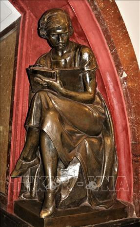 Tượng cô sinh viên đọc sách với chiếc giày bị xoa mòn để không thành "bà cô già". Ảnh: Duy Trinh-P/v TTXVN tại Liên bang Nga