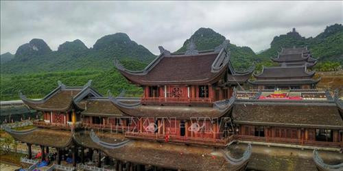 Quần thể chùa có diện tích khoảng 5.100 ha, với gần 1.000 ha hồ nước, 3.000 ha núi đá, rừng tự nhiên… cùng nhiều thung lũng, 3 mặt bao bọc bởi núi, trước là hồ Tam Chúc với 6 quả núi nhỏ. Ảnh: Thành Đạt - TTXVN Ba pho tượng Phật bằng đồng dát đồng đen, mỗi bức nặng 200 tấn đặt giữa trung tâm điện Tam Thế. Ảnh: Thành Đạt – TTXVN Trung tâm Hội nghị quốc tế được xây dựng nổi trên mặt hồ cao 31 m. Ảnh: Thành Đạt – TTXVN Điện Tam thế đã cơ bản hoàn thành. Ảnh: Thành Đạt – TTXVN Quần thể chùa Tam Chúc nhìn từ xa. Ảnh: Thành Đạt – TTXVN Quần thể chùa có diện tích khoảng 5.100 ha, với gần 1.000 ha hồ nước, 3.000 ha núi đá, rừng tự nhiên… cùng nhiều thung lũng, 3 mặt bao bọc bởi núi, trước là hồ Tam Chúc với 6 quả núi nhỏ. Ảnh: Thành Đạt – TTXVN Buổi tập huấn cho các tình nguyện viên phục vụ Đại lễ Vesak 2019. Ảnh: Thành Đạt – TTXVN Cờ của các quốc gia tham dự được treo trang trọng trước thềm Đại lễ Vesak 2019. Ảnh: Thành Đạt – TTXVN Chùa Tam Chúc được xây dựng đặc biệt với 12.000 bức tranh đá miêu tả các sự tích của Đức Phật được những nghệ nhân tạc bằng đá núi lửa ở Indonesia. Ảnh: Thành Đạt - TTXVN Quần thể chùa có diện tích khoảng 5.100 ha, với gần 1.000 ha hồ nước, 3.000 ha núi đá, rừng tự nhiên… cùng nhiều thung lũng, 3 mặt bao bọc bởi núi, trước là hồ Tam Chúc với 6 quả núi nhỏ. Ảnh: Thành Đạt - TTXVN Ba pho tượng Phật bằng đồng dát đồng đen, mỗi bức nặng 200 tấn đặt giữa trung tâm điện Tam Thế. Ảnh: Thành Đạt – TTXVN Trung tâm Hội nghị quốc tế được xây dựng nổi trên mặt hồ cao 31 m. Ảnh: Thành Đạt – TTXVN Điện Tam thế đã cơ bản hoàn thành. Ảnh: Thành Đạt – TTXVN Quần thể chùa Tam Chúc nhìn từ xa. Ảnh: Thành Đạt – TTXVN Quần thể chùa có diện tích khoảng 5.100 ha, với gần 1.000 ha hồ nước, 3.000 ha núi đá, rừng tự nhiên… cùng nhiều thung lũng, 3 mặt bao bọc bởi núi, trước là hồ Tam Chúc với 6 quả núi nhỏ. Ảnh: Thành Đạt – TTXVN Buổi tập huấn cho các tình nguyện viên phục vụ Đại lễ Vesak 2019. Ảnh: Thành Đạt – TTXVN Cờ của các quốc gia tham dự được treo trang trọng trước thềm Đại lễ Vesak 2019. Ảnh: Thành Đạt – TTXVN Chùa Tam Chúc được xây dựng đặc biệt với 12.000 bức tranh đá miêu tả các sự tích của Đức Phật được những nghệ nhân tạc bằng đá núi lửa ở Indonesia. Ảnh: Thành Đạt - TTXVN