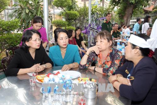 Phó Chủ tịch nước Đặng Thị Ngọc Thịnh thăm viếng chia buồn với gia đình nạn nhân Lưu Lê Bích Phượng, Bí thư kiêm Chủ tịch UBND phường Nguyễn Thái Bình, Quận 1. Ảnh: Quang Nhựt - TTXVN