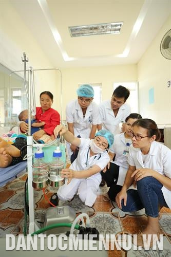 Các bác sĩ nội trú Đại học Y Hà Nội thăm khám, chữa bệnh và chuyển giao công nghệ máy hỗ trợ thở tại Bệnh viện đa khoa huyện Mường Khương (Lào Cai). Ảnh: Hoàng Hà