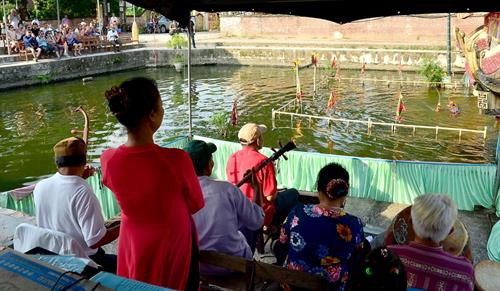 Nghe nhan tao tac roi nuoc. Hau truong bieu dien roi nuoc. Dan nhac phu hoa cac tiet muc mua roi. Man roi nuoc Vinh quy bai to. Cac chau thieu nhi xem cac nghe nhan tao tac roi nuoc. Giao luu voi cac du khach sau cac tiet muc dien. Sau khi dien xong, roi nuoc duoc cat gon theo tung tich tro.