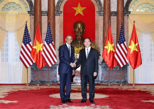Sáng 23/5/2016, Lễ đón Tổng thống Hợp chúng quốc Hoa Kỳ Barack Hussein Obama thăm chính thức Việt Nam được tổ chức trọng thể tại Phủ Chủ tịch. Trong ảnh: Chủ tịch nước Trần Đại Quang đón Tổng thống Hoa Kỳ Barack Obama. Ảnh: Nhan Sáng - TTXVN Sáng 23/5/2016, Lễ đón Tổng thống Hợp chúng quốc Hoa Kỳ Barack Hussein Obama thăm chính thức Việt Nam được tổ chức trọng thể tại Phủ Chủ tịch. Trong ảnh: Chủ tịch nước Trần Đại Quang đón Tổng thống Hoa Kỳ Barack Obama. Ảnh: Nhan Sáng - TTXVN