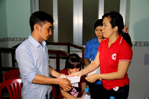 Trao tiền hỗ trợ cho các gia đình có người bị nạn trong vụ tai nạn giao thông khủng khiếp xảy ra sáng 22/5 tại huyện Hàm Thuận Nam (Bình Thuận). Ảnh: Nguyễn Thanh- TTXVN Trao tiền hỗ trợ cho các gia đình có người bị nạn trong vụ tai nạn giao thông khủng khiếp xảy ra sáng 22/5 tại huyện Hàm Thuận Nam (Bình Thuận). Ảnh: Nguyễn Thanh- TTXVN