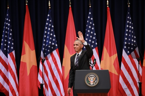 Trưa 24/5/2016, tại Trung tâm Hội nghị Quốc gia (Hà Nội), Tổng thống Hoa Kỳ Barack Obama đã có bài phát biểu đặc biệt trước gần 2.000 thanh niên, đại diện cho giới trẻ Việt Nam. Ảnh: Minh Sơn – TTXVN Trưa 24/5/2016, tại Trung tâm Hội nghị Quốc gia (Hà Nội), Tổng thống Hoa Kỳ Barack Obama đã có bài phát biểu đặc biệt trước gần 2.000 thanh niên, đại diện cho giới trẻ Việt Nam. Ảnh: Minh Sơn – TTXVN