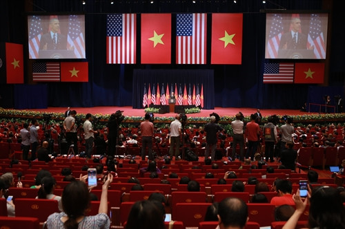 Quang cảnh buổi nói chuyện của Tổng thống Hoa Kỳ Barack Obama trước gần 2.000 thanh niên, đại diện cho giới trẻ Việt Nam. Ảnh: Minh Sơn – TTXVN Quang cảnh buổi nói chuyện của Tổng thống Hoa Kỳ Barack Obama trước gần 2.000 thanh niên, đại diện cho giới trẻ Việt Nam. Ảnh: Minh Sơn – TTXVN