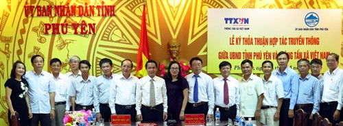 Đoàn công tác của TTXVN với lãnh đạo tỉnh Phú Yên. Ảnh: Xuân Triệu - TTXVN