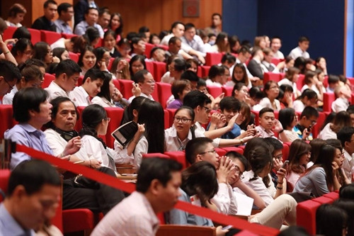 Các thanh niên Việt Nam tham dự buổi phát biểu đặc biệt của Tổng thống Barack Obama. Ảnh: Minh Sơn – TTXVN Các thanh niên Việt Nam tham dự buổi phát biểu đặc biệt của Tổng thống Barack Obama. Ảnh: Minh Sơn – TTXVN