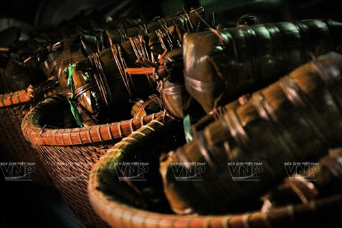 Bánh đã chín được xếp ra thúng để cho ráo nước.