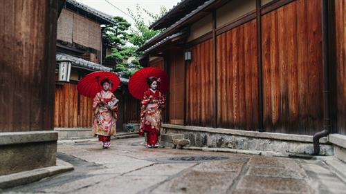 Havana, Cuba: Tại thủ đô của Cuba, các con phố có màu sắc tươi sáng, kết hợp với những chiếc xe cổ rực rỡ tạo thành khung cảnh ấn tượng khó quên. Ảnh: Business Insider. Santorini, Hy Lạp: Đảo Santorini của Hy Lạp hút khách nhờ khung cảnh với hai màu trắng xanh chủ đạo, nổi bật trên nền trời và biển. Các con phố trắng là nơi hoàn hảo để bạn diện trang phục màu sắc. Ảnh: Miriadna. Kyoto, Nhật Bản: Phố cổ ở Kyoto với những tòa nhà gỗ và các nàng geisha xinh đẹp khiến du khách có cảm giác như lạc vào thế kỷ trước. Ảnh: Intrepid. Alacati, Thổ Nhĩ Kỳ: Đây là thị trấn ven biển tuyệt đẹp, với những con đường lát đá uốn lượn giữa nhà cửa và hàng quán xinh xắn. Ảnh: Business Insider. Barcelona, Tây Ban Nha: Với du khách đam mê kiến trúc, Barcelona là một đại tiệc mãn nhãn, với những tòa nhà, công trình tuyệt mĩ. Ảnh: Houstonia. Bahia, Brazil: Các tòa nhà màu ngọc nằm dọc con đường lát sỏi ở Pelourinho, điểm tham quan nổi tiếng ở Bahia. Ảnh: Business Insider. Budapest, Hungary: Không quá nhỏ cũng không quá lớn, Budapest là thành phố hoàn hảo để bạn đi bộ khám phá. Nơi đây có vô vàn công trình kiến trúc ấn tượng, từ nhà thờ cổ, cầu đến lâu đài. Ảnh: Shutterstock. Evora, Bồ Đào Nha: Evora được UNESCO gọi là “thành phố bảo tàng” do các công trình kiến trúc cổ ở đây được bảo tồn đến mức lý tưởng. Ảnh: Shutterstock. Lindau, Đức: Thị trấn này có khung cảnh giống như trong truyện cổ tích, với những ngôi nhà đủ sắc màu rực rỡ. Ảnh: Business Insider. Paris, Pháp: Khu Montmartre không quá đông đúc, với những con phố lát sỏi uốn lượn và nhiều mảng xanh mát mắt. Ảnh: Business Insider.