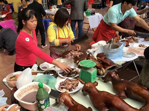 Quán ăn đường phố luôn tiềm ẩn nguy cơ mất an toàn vệ sinh thực phẩm. Ảnh minh họa - baotintuc.vn
