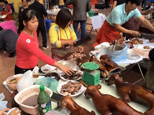 Quán ăn đường phố luôn tiềm ẩn nguy cơ mất an toàn vệ sinh thực phẩm. Ảnh minh họa - baotintuc.vn