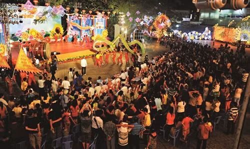 Hàng nghìn người dân cùng du khách đã tham dự lễ hội mừng Tết Nguyên tiêu của người Hoa