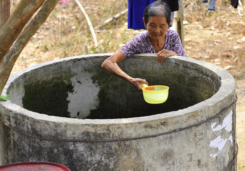 Gia đình bà Trần Thị Dần (xã La Ngà) phải chắt chiu từng tí nước để sử dụng. Gia đình bà Trần Thị Dần (xã La Ngà) phải chắt chiu từng tí nước để sử dụng.