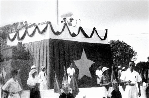 Ngày 2/9/1945, tại Quảng trường Ba Đình (Hà Nội), Chủ tịch Hồ Chí Minh thay mặt Chính phủ lâm thời đọc bản Tuyên ngôn Độc lập khai sinh nước Việt Nam Dân chủ Cộng hòa. Ảnh: Tư liệu TTXVN Đánh chiếm Bắc Bộ Phủ - Tổng khởi nghĩa giành chính quyền tại Hà Nội tháng 8/1945. Ảnh: Tư liệu TTXVN Cuộc mít tinh phát động khởi nghĩa giành chính quyền do Mặt trận Việt Minh tổ chức tại Nhà hát lớn Hà Nội ngày 19/8/1945. Ảnh: Tư liệu TTXVN Đại tướng Võ Nguyên Giáp đọc Quân lệnh số 1 Quyết định thành lập Đội Việt Nam Tuyên truyền Giải phóng quân ngày 22/12/1944. Ảnh: Tư liệu TTXVN Nhân dân Sài Gòn nổi dậy giành chính quyền tháng 8/1945. Ảnh: Tư liệu TTXVN Quảng trường Ba Đình (Hà Nội) ngày 2/9/1945. Ảnh: Tư liệu TTXVN Chiếc bàn lịch sử nơi Chủ tịch Hồ Chí Minh khởi thảo bản Tuyên ngôn Độc lập ở ngôi nhà số 48 Hàng Ngang (Hà Nội). Ảnh: Ngọc Kỳ