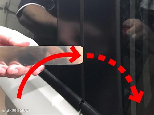 Mẹo hay giúp mở cửa xe ôtô khi bỏ quên chìa khóa ảnh 4 Mẹo hay giúp mở cửa xe ôtô khi bỏ quên chìa khóa ảnh 4