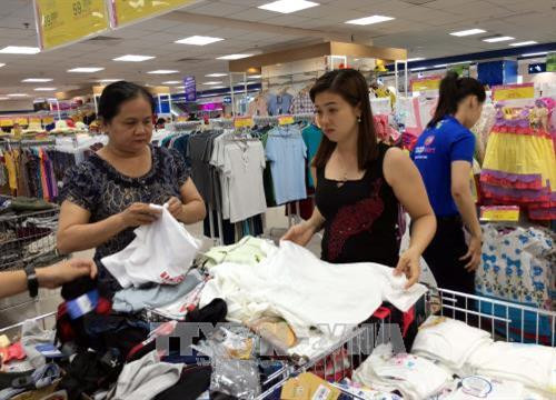 Người tiêu dùng mua sắm tại hệ thống siêu thị Saigon Co.op Thành phố Hồ Chí Minh. Ảnh: Thanh Vũ-TTXVN