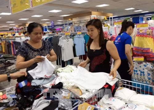 Người tiêu dùng mua sắm tại hệ thống siêu thị Saigon Co.op Thành phố Hồ Chí Minh. Ảnh: Thanh Vũ-TTXVN