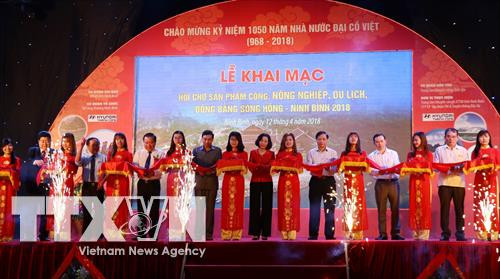 Các đại biểu cắt băng khai mạc hội chợ. Ảnh: Ninh Đức Phương - TTXVN Các đại biểu cắt băng khai mạc hội chợ. Ảnh: Ninh Đức Phương - TTXVN