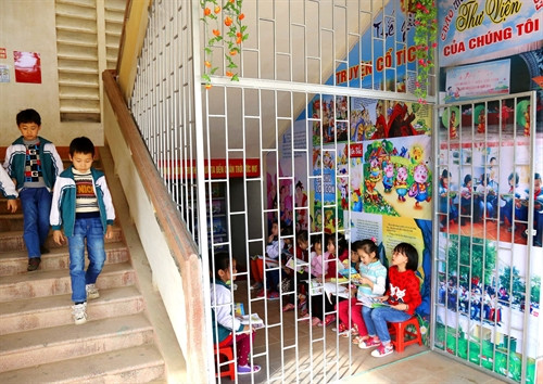 Học sinh Trường tiểu học thị trấn Sông Thao đọc sách tại thư viện cầu thang. Học sinh Trường tiểu học thị trấn Sông Thao đọc sách tại thư viện cầu thang.