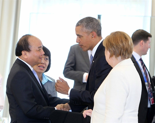 Sáng 27/5/2016, tại Ise-Shima, tỉnh Mie (Nhật Bản) diễn ra Hội nghị Thượng đỉnh Nhóm 7 nước công nghiệp phát triển (G7) mở rộng. Đoàn đại biểu Việt Nam do Thủ tướng Nguyễn Xuân Phúc dẫn đầu tham dự hội nghị. Trong ảnh: Thủ tướng Nguyễn Xuân Phúc và Tổng thống Hoa Kỳ Barack Obama, Thủ tướng Đức Angela Merkel tại hội nghị. Ảnh: Thống Nhất-TTXVN