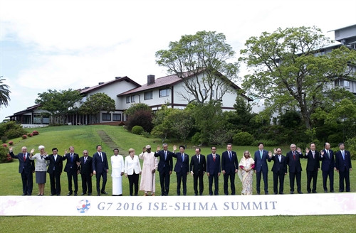 Sáng 27/5/2016, tại Ise-Shima, tỉnh Mie (Nhật Bản) diễn ra Hội nghị Thượng đỉnh Nhóm 7 nước công nghiệp phát triển (G7) mở rộng. Đoàn đại biểu Việt Nam do Thủ tướng Nguyễn Xuân Phúc dẫn đầu tham dự hội nghị. Trong ảnh: Thủ tướng Nguyễn Xuân Phúc (thứ 5 từ phải sang) chụp ảnh chung với các Trưởng đoàn. Ảnh: Thống Nhất-TTXVN