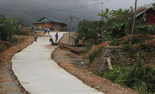 Đường bê tông được xây dựng thuận tiện cho người dân đi lại. Ảnh: Quang Duy-TTXVN Đường bê tông được xây dựng thuận tiện cho người dân đi lại. Ảnh: Quang Duy-TTXVN