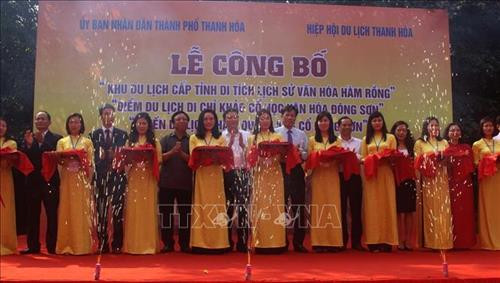 Cắt băng khai trương tuyến du lịch tham quan Làng cổ Đông Sơn. Ảnh: Trịnh Duy Hưng - TTXVN