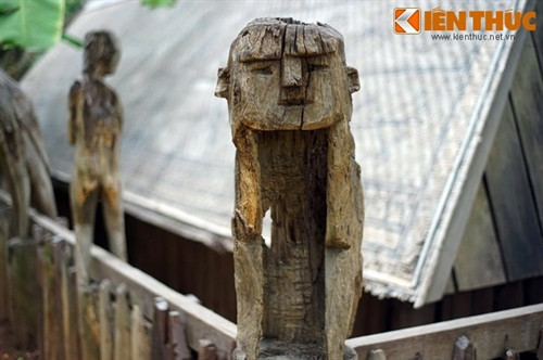 Loại tượng chủ đạo ở nhà mồ Jrai là tượng người ôm mặt, được tạo dáng như đang khóc thương người quá cố. Thông thường, một nhà mồ có năm tượng loại này, trong đó bốn tượng dựng ở bốn góc bờ rào, còn một tượng dựng ở chính giữa hàng rào phía Đông.