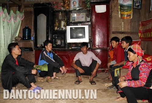 Thầy cô giáo Trường phổ thông dân tộc bán trú THCS xã Pa Vệ Sử, huyện Mường Tè (Lai Châu) vất vả xuống bản vận động phụ huynh cho con ra lớp.Ảnh: Việt Hoàng – TTXVN