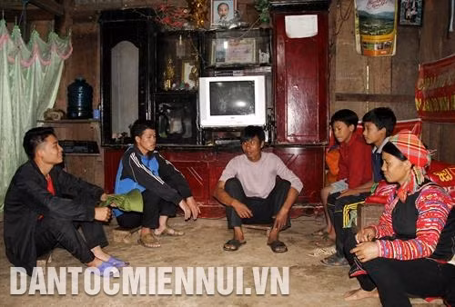 Thầy cô giáo Trường phổ thông dân tộc bán trú THCS xã Pa Vệ Sử, huyện Mường Tè (Lai Châu) vất vả xuống bản vận động phụ huynh cho con ra lớp.Ảnh: Việt Hoàng – TTXVN