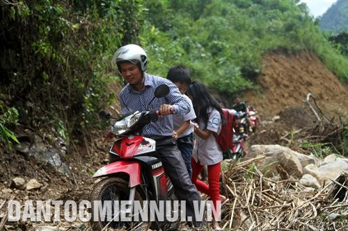 Giáo viên ở xã Pa Vệ Sử, huyện Mường Tè (Lai Châu) vất vả đi các bản vận động học sinh ra lớp, đảm bảo tỷ lệ chuyên cần. Ảnh: Việt Hoàng - TTXVN