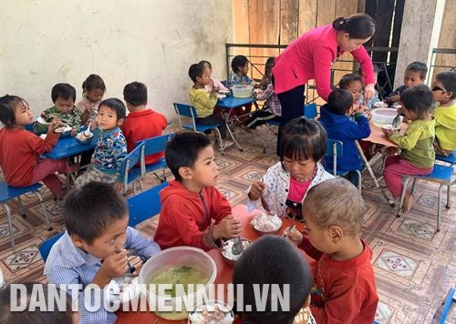 Tại bản Hà Si của xã Pa Ủ, huyện Mường Tè (Lai Châu) người dân vừa về ở tập trung nên có nhiều khó khăn, cô giáo Lỳ Lỳ Che đứng điểm bản cố gắng khắc phục để chăm sóc các cháu. Ảnh: Việt Hoàng Tại bản Hà Si của xã Pa Ủ, huyện Mường Tè (Lai Châu) người dân vừa về ở tập trung nên có nhiều khó khăn, cô giáo Lỳ Lỳ Che đứng điểm bản cố gắng khắc phục để chăm sóc các cháu. Ảnh: Việt Hoàng