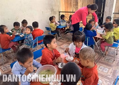 Tại bản Hà Si của xã Pa Ủ, huyện Mường Tè (Lai Châu) người dân vừa về ở tập trung nên có nhiều khó khăn, cô giáo Lỳ Lỳ Che đứng điểm bản cố gắng khắc phục để chăm sóc các cháu. Ảnh: Việt Hoàng