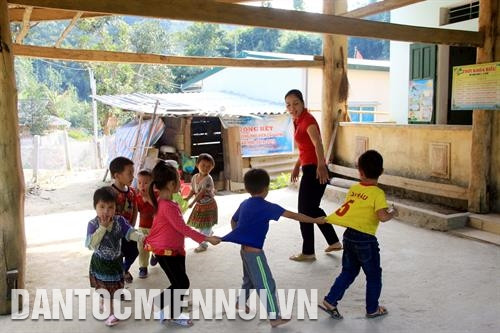 Giáo viên điểm trường Khau Luông thuộc xã Kiến Thiết, huyện Yên Sơn (Tuyên Quang) tổ chức vui chơi cho các em học sinh. Ảnh: Khánh Cường – TTXVN Giáo viên điểm trường Khau Luông thuộc xã Kiến Thiết, huyện Yên Sơn (Tuyên Quang) tổ chức vui chơi cho các em học sinh. Ảnh: Khánh Cường – TTXVN