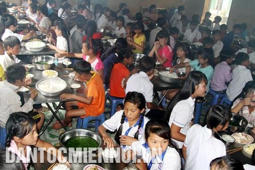 Học sinh ở các bản xa về Trường phổ thông dân tộc bán trú THCS xã Pa Vệ Sử, huyện Mường Tè (Lai Châu) được thầy cô chăm sóc nuôi ăn học. Ảnh: Việt Hoàng - TTXVN