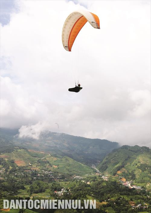 Trong khuôn khổ chương trình, tại đỉnh núi Mẹ Bồng Con ở thị trấn Bắc Hà đã diễn ra hoạt động biểu diễn dù lượn với sự tham gia 41 phi công trong và ngoài nước Trong khuôn khổ chương trình, tại đỉnh núi Mẹ Bồng Con ở thị trấn Bắc Hà đã diễn ra hoạt động biểu diễn dù lượn với sự tham gia 41 phi công trong và ngoài nước