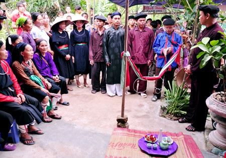 Hát sình ca trong đám cưới của người Cao Lan. Hát sình ca trong đám cưới của người Cao Lan.