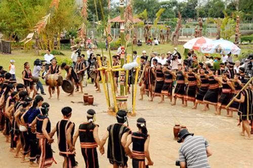 Biểu diễn những điệu nhảy mừng nhà Rông mới Biểu diễn những điệu nhảy mừng nhà Rông mới