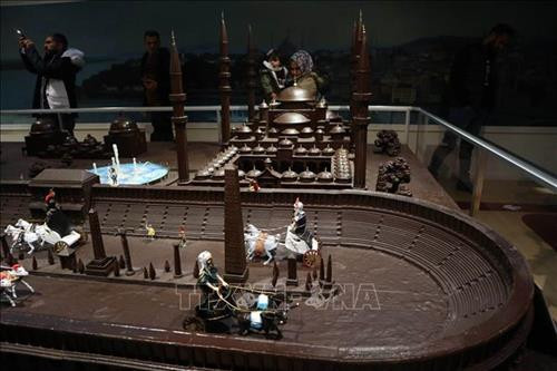 Tác phẩm điêu khắc từ sô cô la được trưng bày tại Bảo tàng sô cô la ở Istanbul, Thổ Nhĩ Kỳ, ngày 30/12/2019. Ảnh: THX/ TTXVN Các bức tượng sô cô la được trưng bày tại Bảo tàng sô cô la ở Istanbul, Thổ Nhĩ Kỳ, ngày 30/12/2019. Ảnh: THX/ TTXVN Du khách tham quan Bảo tàng sô cô la ở Istanbul, Thổ Nhĩ Kỳ, ngày 30/12/2019. Ảnh: THX/ TTXVN Tác phẩm điêu khắc từ sô cô la được trưng bày tại Bảo tàng sô cô la ở Istanbul, Thổ Nhĩ Kỳ, ngày 30/12/2019. Ảnh: THX/ TTXVN Tác phẩm điêu khắc từ sô cô la được trưng bày tại Bảo tàng sô cô la ở Istanbul, Thổ Nhĩ Kỳ, ngày 30/12/2019. Ảnh: THX/ TTXVN Tác phẩm điêu khắc từ sô cô la được trưng bày tại Bảo tàng sô cô la ở Istanbul, Thổ Nhĩ Kỳ, ngày 30/12/2019. Ảnh: THX/ TTXVN Du khách tham quan Bảo tàng sô cô la ở Istanbul, Thổ Nhĩ Kỳ, ngày 30/12/2019. Ảnh: THX/ TTXVN