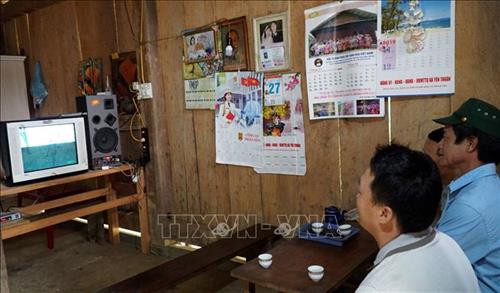 Nhiều hộ dân thôn Khau Làng và Cao Đường, xã Yên Thuận (Hàm Yên, Tuyên Quang) được tiếp cận với thông tin. Ảnh: Văn Tý – TTXVN Nhiều hộ dân thôn Khau Làng và Cao Đường, xã Yên Thuận (Hàm Yên, Tuyên Quang) được tiếp cận với thông tin. Ảnh: Văn Tý – TTXVN
